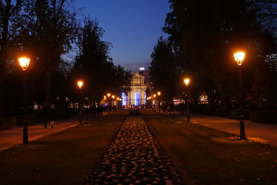 Entrada al Parque del Retiro de Madrid desde la Puerta de Alcalá. Fotografía anocheciendo