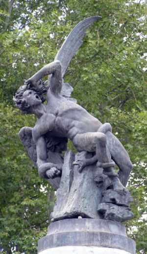 Estatua del Ángel Caído en el Parque del Retiro de Madrid